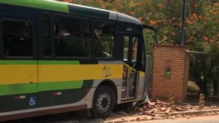 Õnibus escolar bateu em muro após motorista passar mal