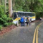 Ônibus escolar com 35 alunos se envolve em acidente e deixa feridos no interior de SP
