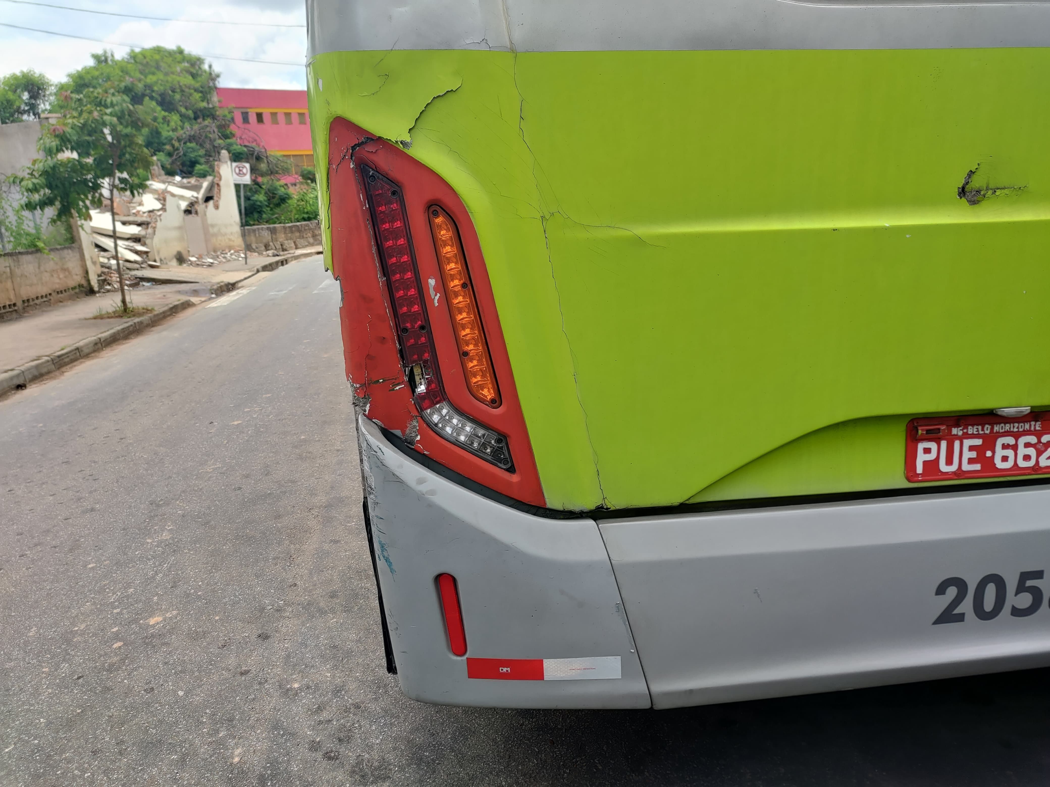 Ônibus autuado há cinco dias tem rota trocada para driblar fiscalização, mas volta a ser recolhido em BH