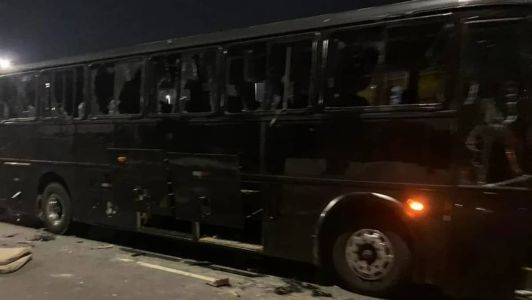 Ônibus ficaram destruídos após o confronto