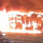 Vídeo: ônibus pega fogo na pista do Move na Antônio Carlos