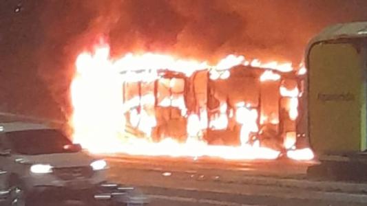 Ônibus ficou completamente tomado pelas chamas na Avenida Antônio Carlos