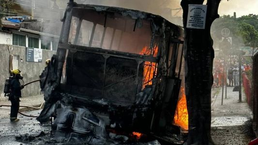 Ônibus ficou completamente destruído