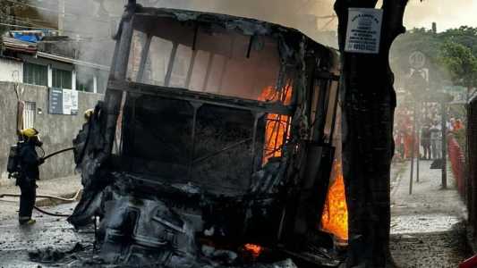 Ônibus ficou completamente destruído