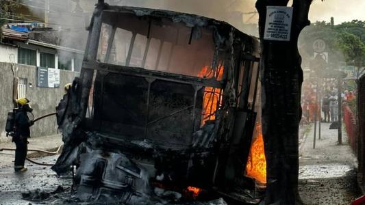 Ônibus ficou completamente destruído