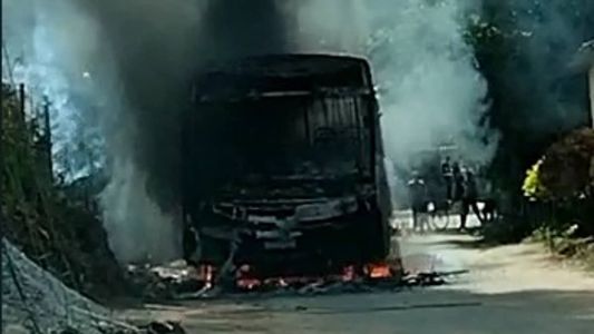 Ônibus ficou completamente destruído