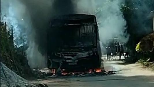 Ônibus ficou completamente destruído