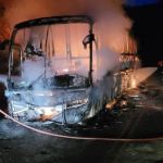 Ônibus com estudantes pega fogo em Caratinga  