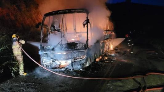 Ônibus ficou completamente destruído