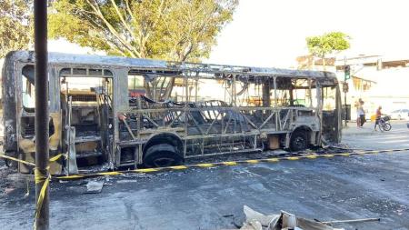 Ônibus ficou completamente destruído com incêndio