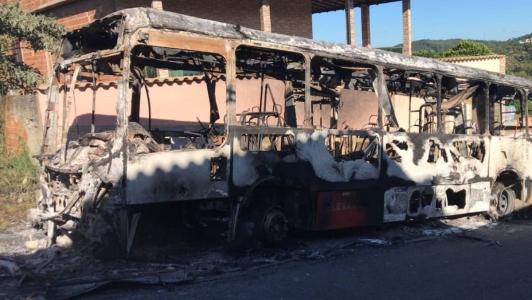 Ônibus ficou completamente destruído