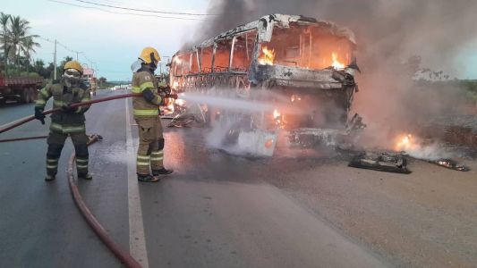 Ônibus ficou completamente tomado pelas chamas
