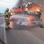 Ônibus de viagem pega fogo e fica destruído no interior de Minas 