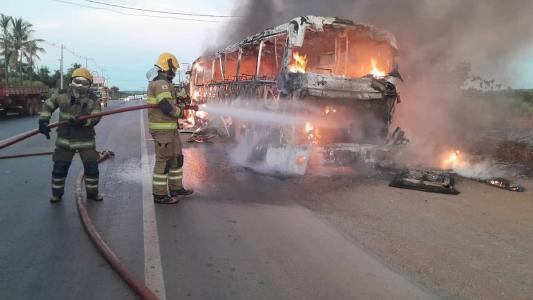 Ônibus ficou completamente tomado pelas chamas