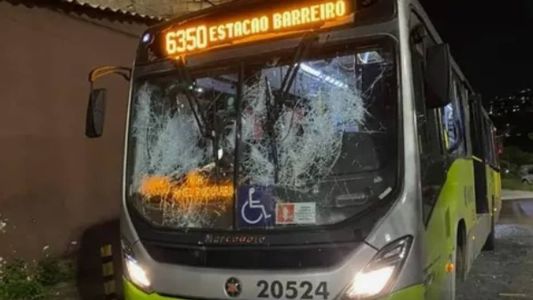 Ônibus ficou destruído após ataque