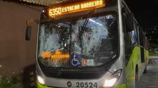 Ônibus ficou destruído após ataque