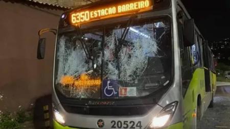 Ônibus ficou destruído após ataque