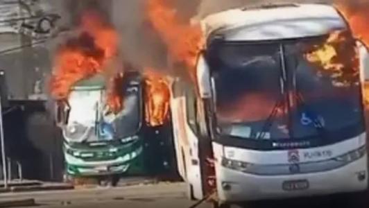 Ônibus foram incendiados nessa segunda-feira (23)