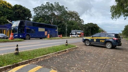 Ônibus foram parados pela Polícia Rodoviária Federal ao voltarem de Brasília para Minas Gerais
