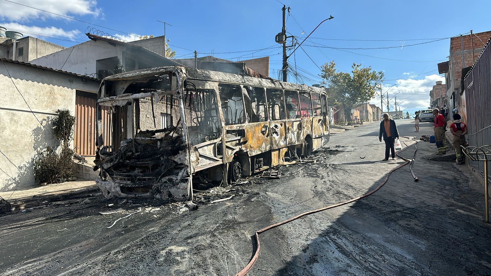 Vídeo: ônibus é incendiado na Grande BH; ocorrência mobiliza bombeiros e polícia