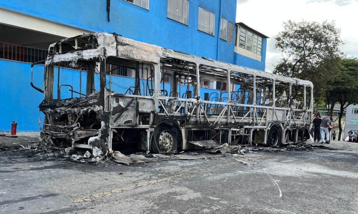 Incêndio destrói ônibus no bairro Nossa Senhora das Graças em Juiz de Fora