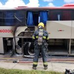 VÍDEO: Ônibus que seguia para BH pega fogo na MG-050, em Divinópolis