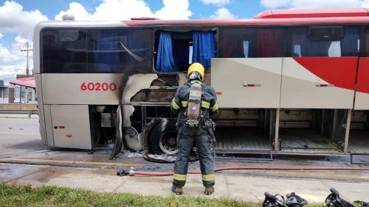 Ônibus intermunicipal pegou fogo em Divinópolis