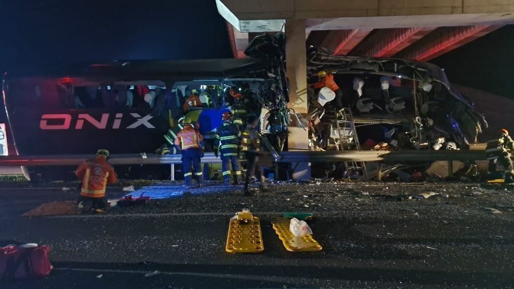 FOTOS: Veja imagens do ônibus que bateu em viaduto, matou 10 pessoas e feriu outras 42, em SP