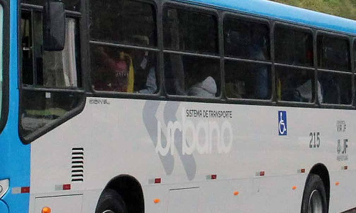 Cinco ficam feridos após colisão de ônibus em igreja em Juiz de Fora