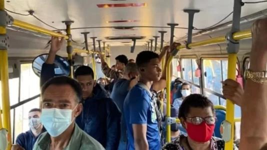 Ônibus lotado circula em Belo Horizonte