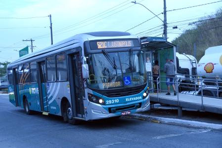 Ônibus da linha 'Justinópolis' para em estação do Move para embarque e desembarque de passageiros