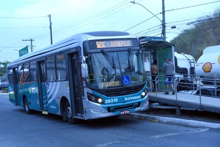Ônibus da linha 'Justinópolis' para em estação do Move para embarque e desembarque de passageiros