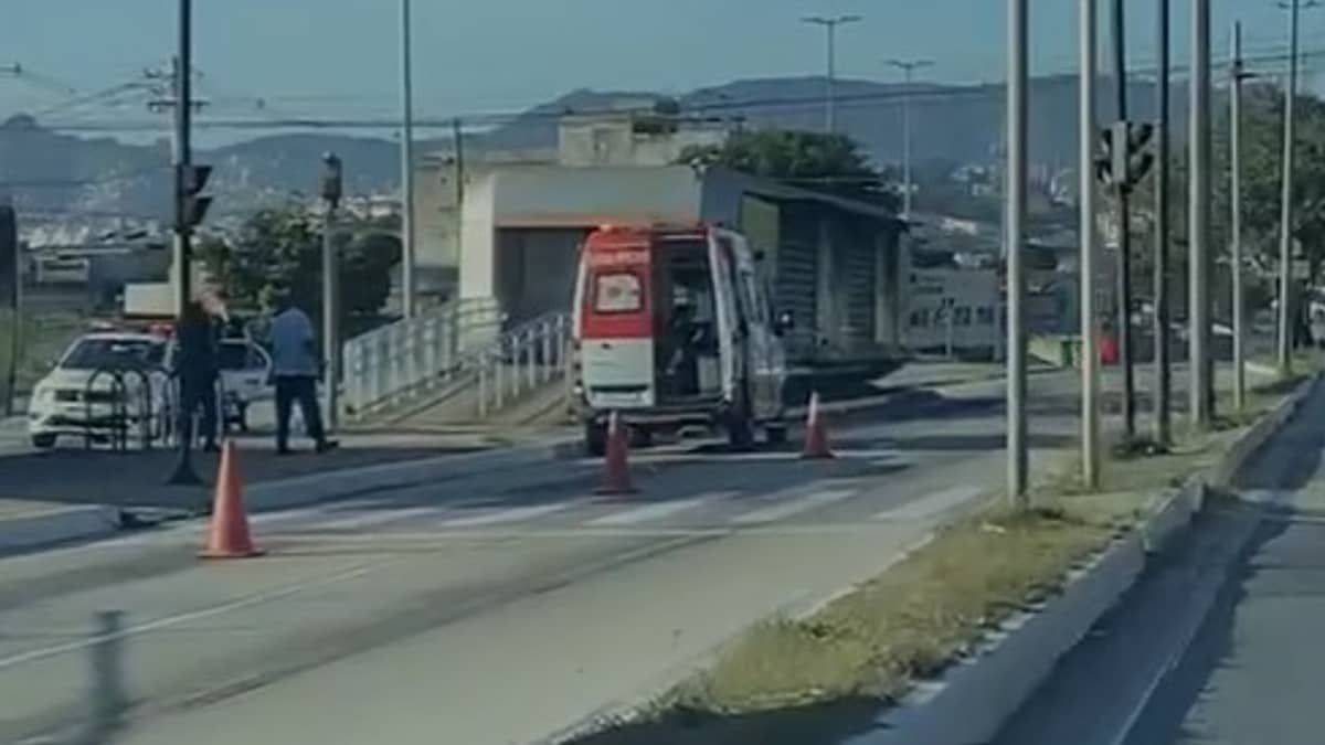 Ônibus do Move atropela pedestre na Avenida Antônio Carlos em BH  