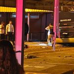 Após perda de freios, ônibus atinge carros e para dentro de supermercado em MG