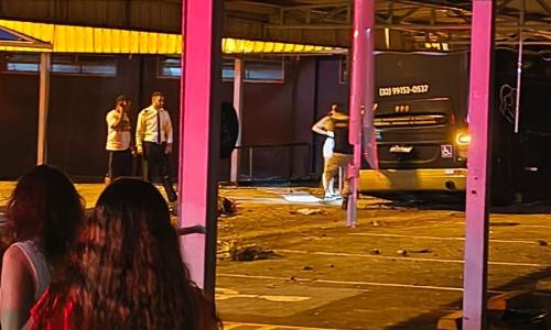 Ônibus parou dentro de supermercado após perder freio