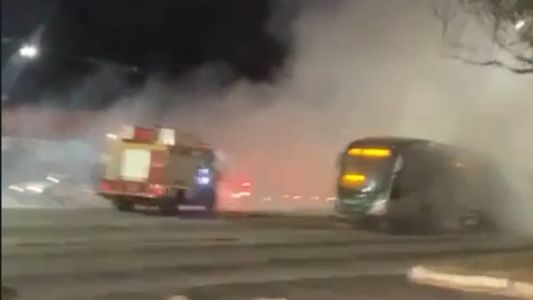 Ônibus pega fogo na Antônio Carlos