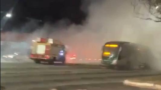Ônibus pega fogo na Antônio Carlos