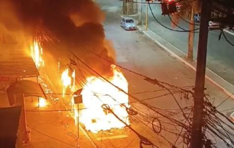 Foto mostra ônibus incendiado em Sabará