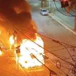 Vídeo: ônibus é destruído pelas chamas na Grande BH; incêndio pode ser criminoso