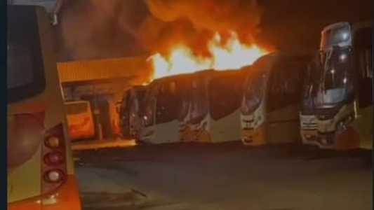 Ônibus pegam fogo em garagem de Mariana