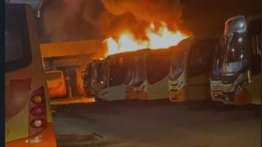 Ônibus pegam fogo em garagem de Mariana