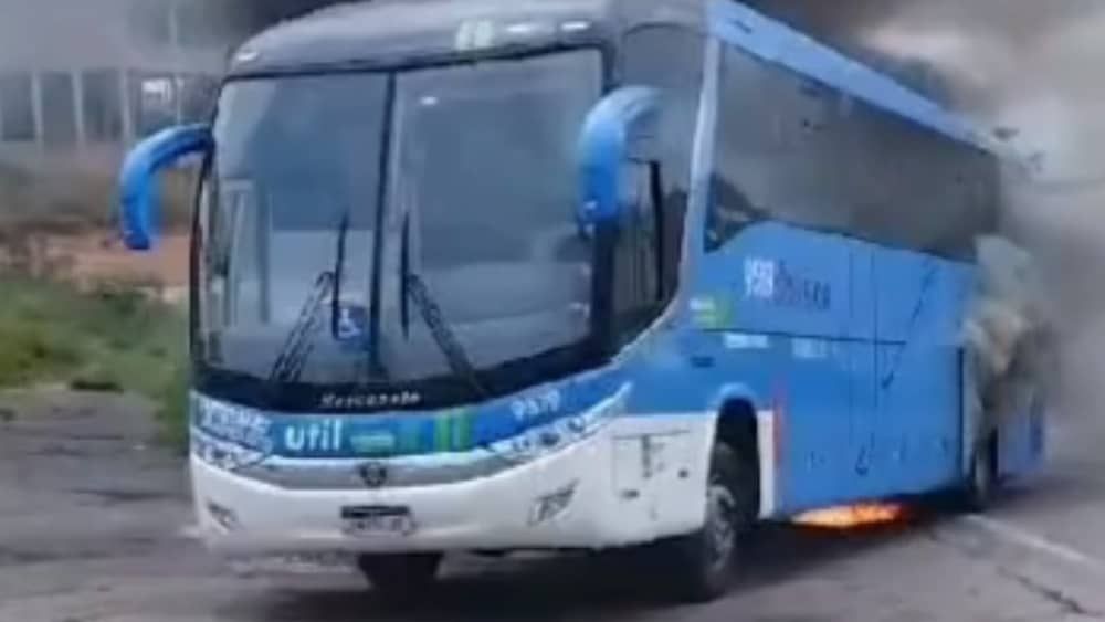 Incêndio consome ônibus que transportava equipe sub-14 do Vasco