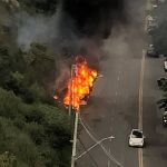 Ônibus bate em poste, pega fogo e passageiros tentam fugir pela janela na região Centro-Sul de BH