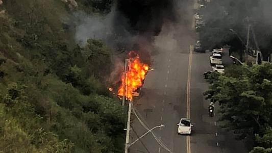 Ônibus pegou fogo após bater em poste