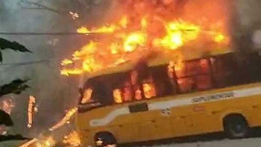 Ônibus pegou fogo depois de bater em poste de energia