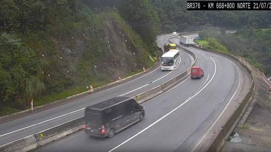 Ônibus perdeu freio e derrapou em curva, mas conseguiu acionar área de escape e evitar acidente