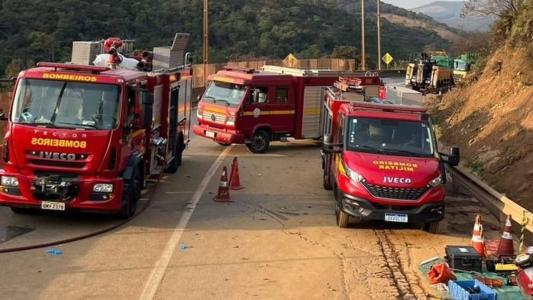 Ônibus perdeu o controle em uma curva após bater em um barranco; vítimas ficaram presas às ferragens
