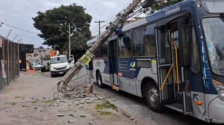 Ônibus com 30 passageiros atinge poste e fecha avenida em BH