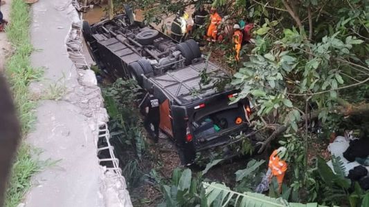 Ônibus que levava os adolescentes caiu de uma ponte e deixou ao menos quatro mortos e dezenas de feridos