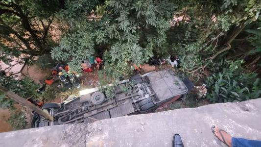 Ônibus que levava os adolescentes caiu de uma ponte, nesta segunda-feira (30), e deixou ao menos quatro mortos e dezenas de feridos